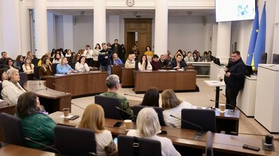 Андрій Закалюк, очільник департаменту освіти та культури говорить у мікрофон. В залі сидять освітяни, депутати, батьки учнів.