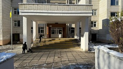 Фото: Біля школи на Сихові один із батьків здійснив постріли з травматичного пістолета — постраждалих серед дітей немає