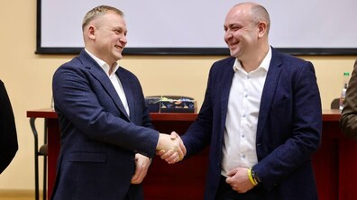 Андрій Миськів, який досі очолював Друге медичне об’єднання Львова, тисне руку Василю Трунквальтеру, якого призначили новим керівником Другого медичного обєднання