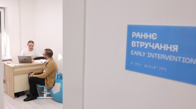Працівниця Центру життєстійкості консультує відвідувача