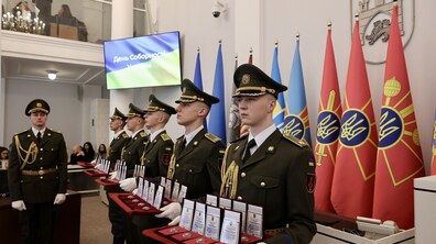 відзнаки «Почесний знак Святого Юрія» в руках почесної варти