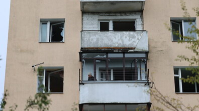 пошкоджена будівля після обстрілу
