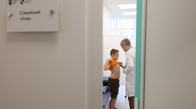 Лікар оглядає малого пацієнта