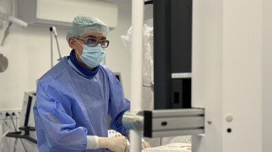 Лікар у спеціальному медичному одязі оперує пацієнта