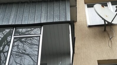 Фото: На вул. Яворницького дерево пошкодило вікна на балконах двох квартир 
