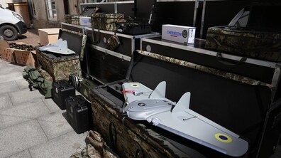 Обладнання, яке передали військовим: дрони, безпілотні літальні апарати, відеопередавачі та інша техніка, запакована у коробки. На передньому плані видно безпілотник.
