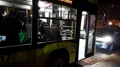 Фото: На тролейбусній зупинці площі Кропивницького помер 67-річний чоловік