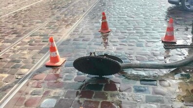 Фото: Вулицю Торф’яну посипали піском через звернення поліції, що є намерзання льоду