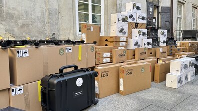 Дрони, ноутбуки, РЕБ-системи та інше обладнання для військовослужбовців запаковане в коробках