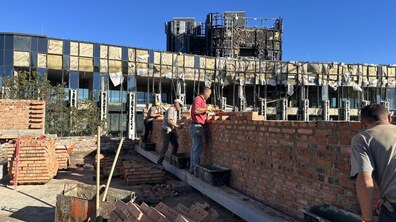 Фото: Встигнути до зими: на Стрийській тривають аварійно-відновлювальні роботи у зруйнованих російськими ракетами будинках