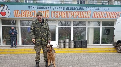 Фото: Собака Ненсі з кінологом ЛКП «Лев» відвідали мешканця геріатричного пансіонату