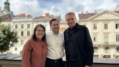 Девід Ясскі, Діана Фортуна та міський голова Андрій Садовий позують для спільного фото на балконі Ратуші