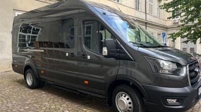 Фото: Львів передав військовим авто для медичної служби