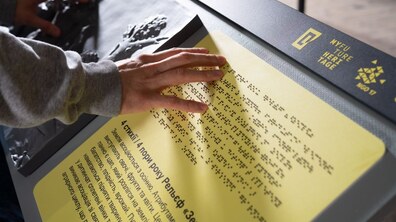 Фото: Львів’ян кличуть на тактильну експозицію рельєфів Палацу Потоцьких