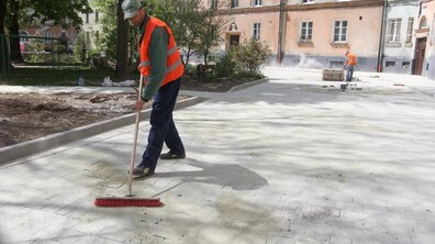 Фото: Львів готується до Великодня: тривають роботи з прибирання та озеленення