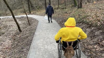 Фото: У Замарстинівському парку облаштовують безбар'єрні доріжки
