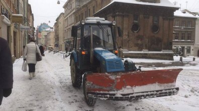 Фото: Сьогодні зранку в місті працювало 25 одиниць снігоприбиральної техніки