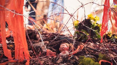 Фото: Закривавлені іграшки та зруйновані будівлі: у Львові презентують особливу карту України