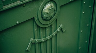 Фото: У Львові відновили металеву браму із соняхами