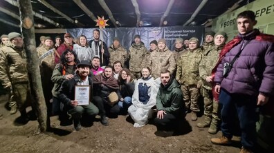 Фото: Молодь зі Львова завітала з вертепом до захисників 103 бригади ТрО