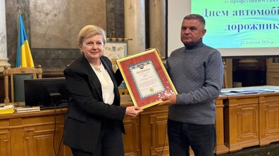 В актовій залі НУ “Львівська політехніка” Ірина Маруняк вручила подяку від громади міста водію автобуса.
