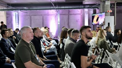десятки учасників Десятого форуму 451Е слухають виступ спікера