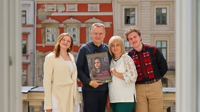 На балконі міського голови стоять четверо людей: співачка та подруга Ірини - Марина Круть, брат та мама Ірини і міський голова. В руках тримають афішу фестивалю