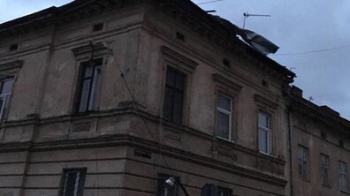 Фото: На вул. Рибній шквальним вітром пошкоджено дах будинку та припарковану машину, ніхто не постраждав
