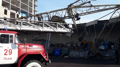 Фото: На просп. Червоної Калини на господарські будівлі впав будівельний кран