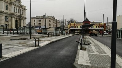 Фото: Реконструкція Двірцевої: на площі садять дерева й облаштовують благоустрій