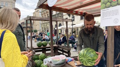 Фото: На Фермерському ярмарку сьогодні продавали кавуни, які двоє братів вирощують поблизу Львова (фото/відео)