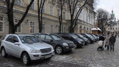 Фото: На пл Ринок без жодного погодження припаркували 10 машин
