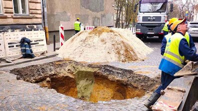 Фото: Пошкодження сторічного колектора на вул. Шептицьких ліквідували: для руху транспорту вулицю відкриють у п’ятницю