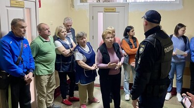 Фото: Через конфлікт у школі № 96 вчителі не отримують зарплату, а учні – атестати