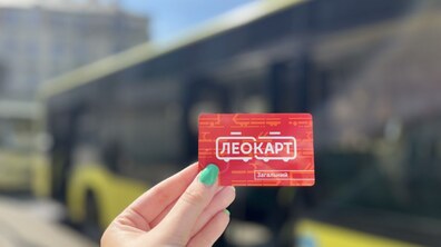 Загальна картка ЛеоКарт, а на фоні - великий жовтий автобус