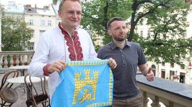 Фото: Львів’янину, який піднявся на Еверест, А. Садовий вручив «Золотий герб міста Львова»
