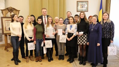 Фото: «Сьогодні ми вручили ордери для 9 дітей, вони ідуть в доросле життя і вже будуть мати свої помешкання», — А. Садовий