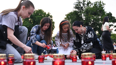 На площі перед пам’ятником Тарасу Шевченку львів’яни запалюють лампадки, вшановуючи пам’ять українських Захисників, які загинули внаслідок теракту в Оленівці.