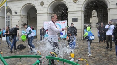 Фото: У Львові на пл. Ринок триває «Обливаний понеділок»