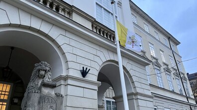 Фото: У Львові вивісили прапор Ватикану з приводу поховання Папи-емерита Бенедикта XVI