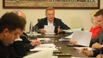 Фото: Мерія Львова спільно з керівництвом аеропорту та компаній, що здійснюють вивезення ТПВ, опрацьовує питання безпеки летовища і скупчення птахів неподалік