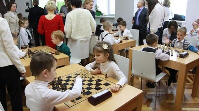 Фото: В мікрорайоні вул. Наукової облаштували коворкінг-зони, встановлюють сучасні зупинки та лавочки з підігрівом