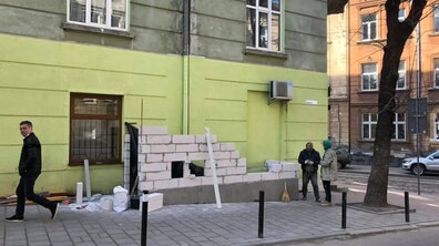 Фото: За незаконну прибудову на тротуарі на вул. Київській, 9 власника оштрафували на 81 тис грн