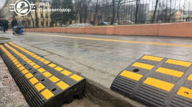 Фото: Паркування без бар’єрів: у Львові на одному з майданчиків паркомісця для маломобільних людей підвищують до рівня хідника