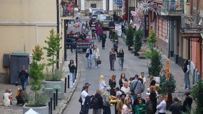 Кадр із минулорічних «Днів вулиці Фурманської»: простір заповнений містянами, які прогулюються, спілкуються біля столиків та відпочивають. Також довкола видно житлові будинки та зелені рослини
