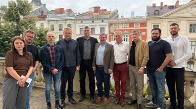 учасники зустрічі разом з мером Львова Андрієм Садовим на балконі міської Ратуші. На тлі - історична забудова міста