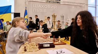 Суперниці після завершення шахової партії тиснуть руку одна одній