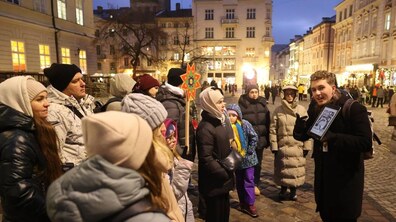 Фото: Під час різдвяних екскурсій у Львові зібрали понад 50 тисяч гривень на збір «Зброєносці» (відео)