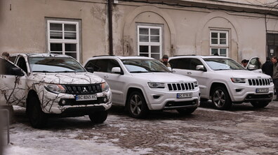 Три автомобілі.