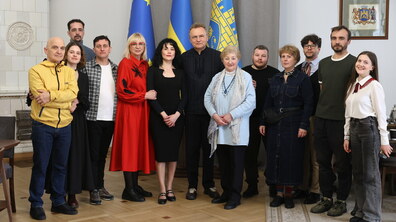 Офіційне групове фото – по центру мер Львова Андрій Садовий, а по боках від нього львівські театрали. У центрі на задньому плані видно три великі прапори на флагштоках: прапор Європейського Союзу, державний прапор України та жовто-блакитний прапор міста Львова (із зображенням міської брами та лева).